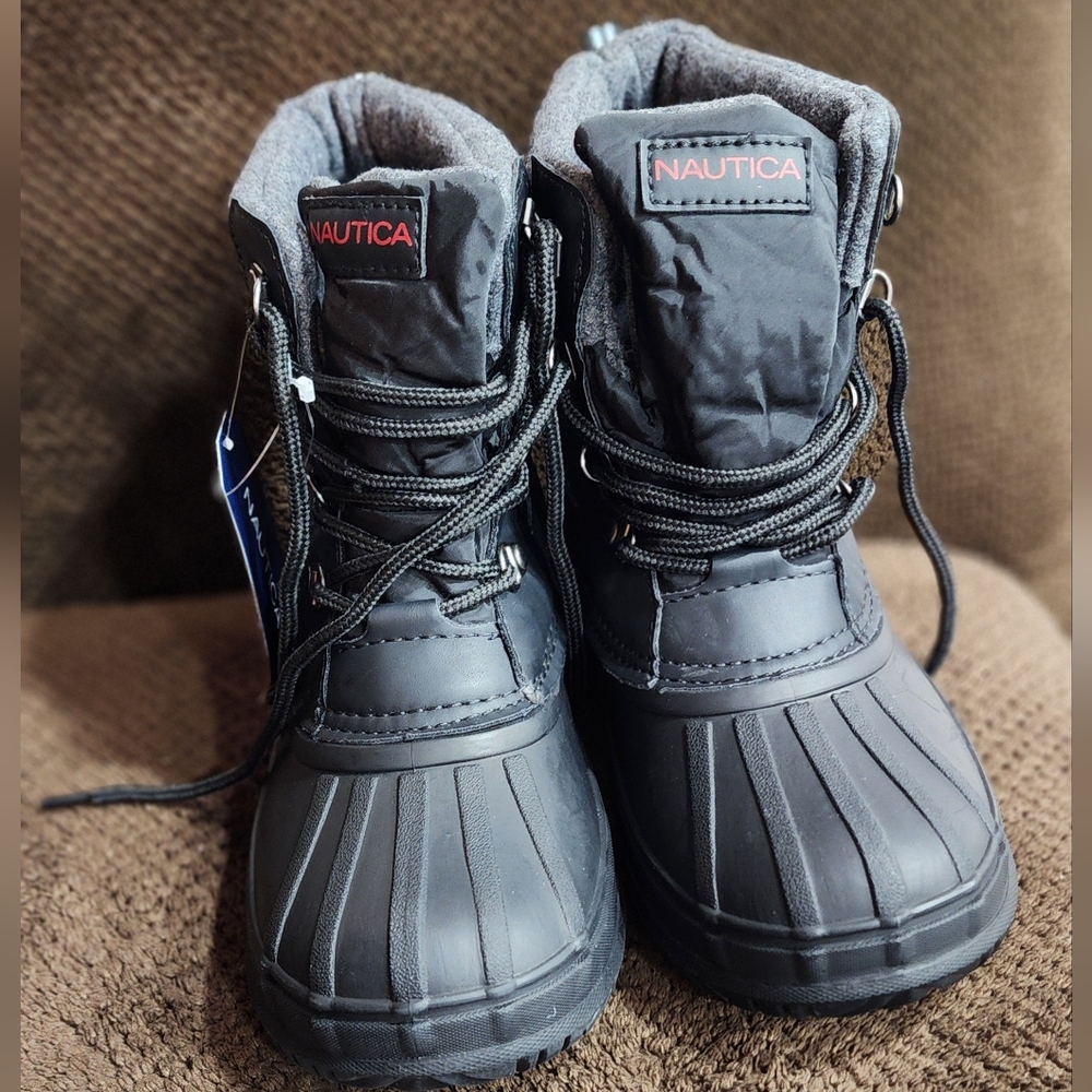 Boys NAUTICA snowboots. Black size 5 in kids.